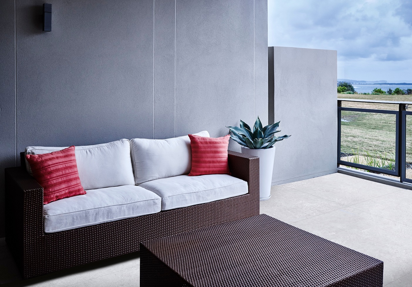 teras modern dengan variasi warna