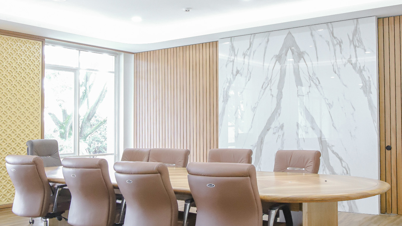 kantor modern dengan warna terang quadra