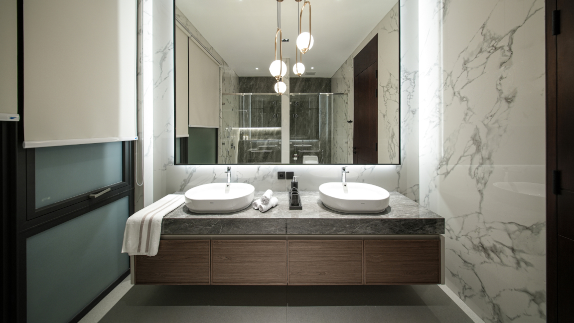 5 Rekomendasi Dinding Kamar Mandi Anti Lembap dan Estetis